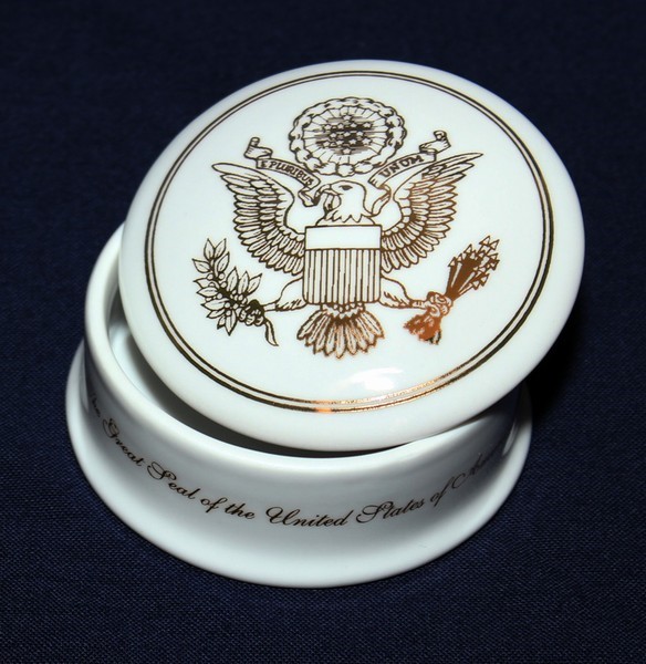 Great Seal Porcelain Box 002263