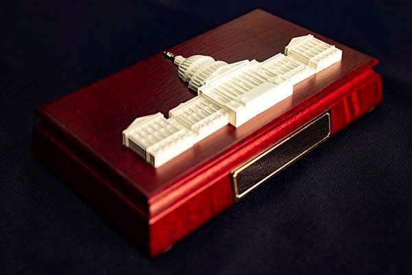uschs Marble & Wood Capitol Paperweight 003066